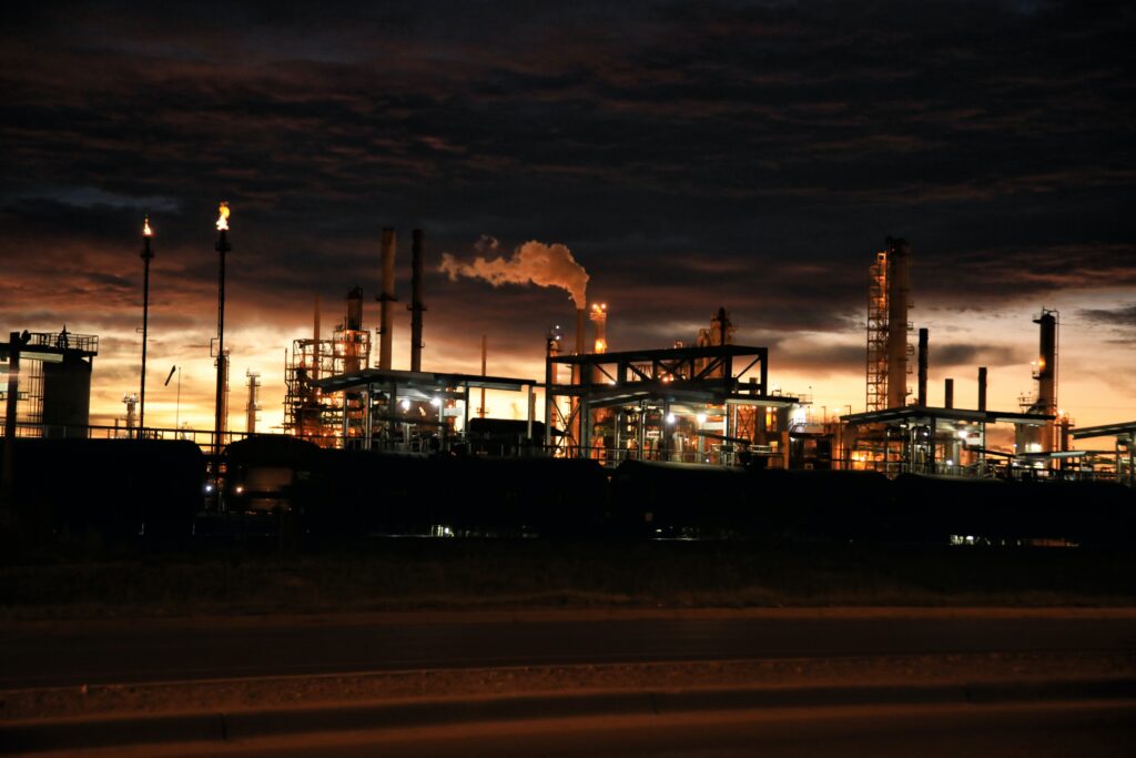 imagem panoramica de uma refinaria de petróleo